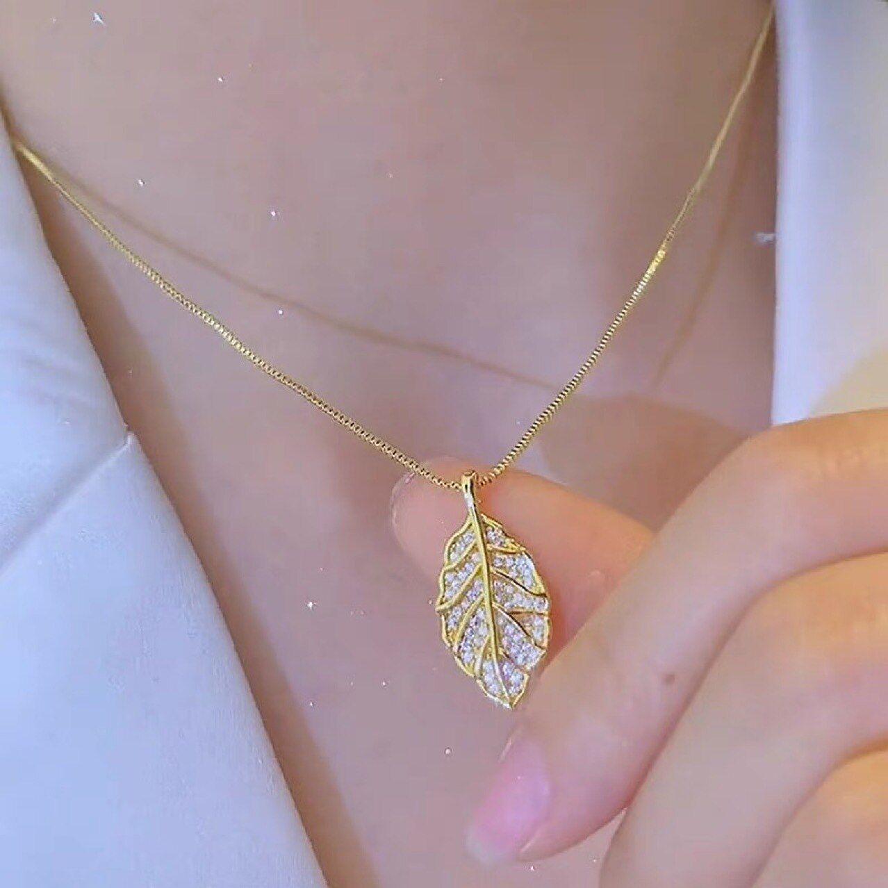 Elegant Rhinestone Tree Leaf Pendant Necklaces for Women Shiny Zircon Stainless Steel Metal Leaves Choker Simple Clavicle Chain